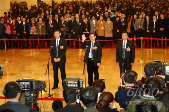梁稳根董事长参加“两会”代表通道