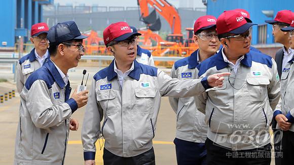 朴廷原会长叮嘱务必注重<a href=//product.d1cm.com/wajueji/ target=_blank>挖掘机</a>和<a href=//product.d1cm.com/zhuangzaiji/ target=_blank>装载机</a>的质量