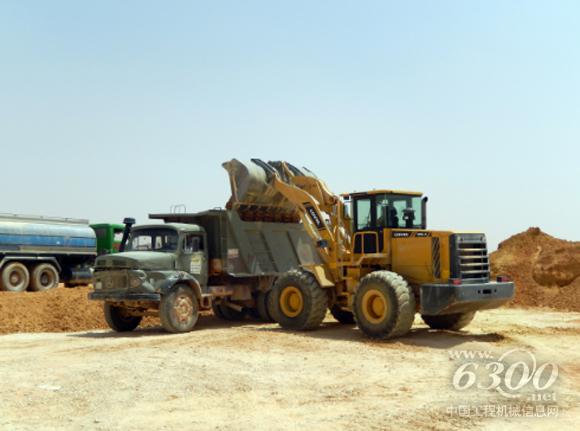 正在伊朗港口铲装沙土作业的<a href=//product.d1cm.com/brand/lovol/ target=_blank>雷沃</a><a href=//product.d1cm.com/zhuangzaiji/ target=_blank>装载机</a>