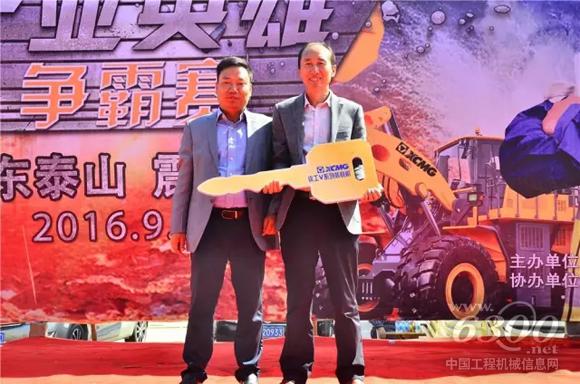 张总为现场<a href=//product.d1cm.com/ target=_blank>购机</a>用户颁发开启财富之门的“金钥匙”