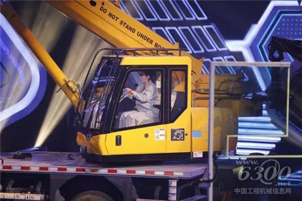 挑战者驾驶<a href=//product.d1cm.com/brand/liugong/ target=_blank>柳工</a>设备进行挑战