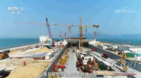 △中联重科塔机产品参建港珠澳大桥（<a href=//photo.d1cm.com/ target=_blank>图片</a>来源于央视纪录片《辉煌中国》）