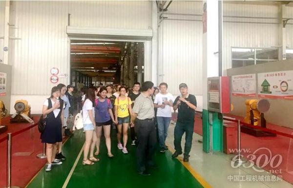 山东农业大学师生到<a href=//product.d1cm.com/brand/shantui/ target=_blank>山推</a>参观交流