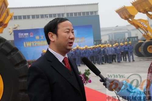 接受记者采访