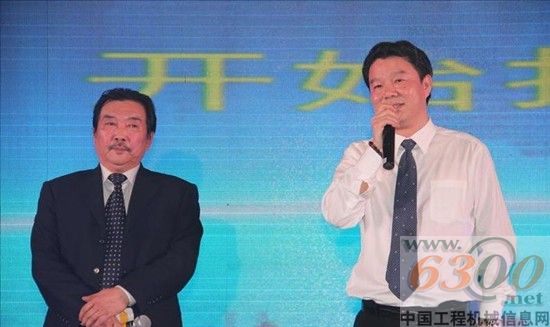 中联重科混凝土机械公司副总经理阳昌康、中联重科混凝土机械公司新疆子公司副董事长刘自力抽取三等奖刘自力一起为嘉宾抽代金卷